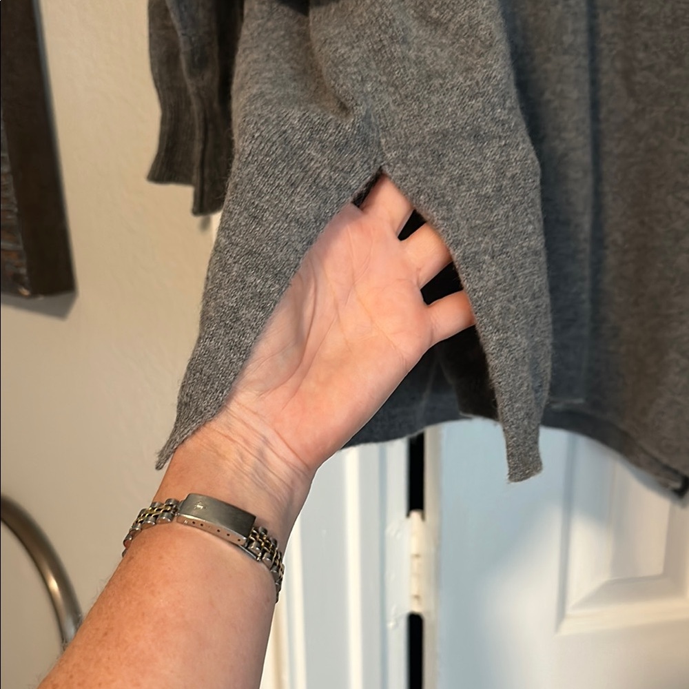 V-Neck Women's Cashmere Sweater - Picture 4 of 6